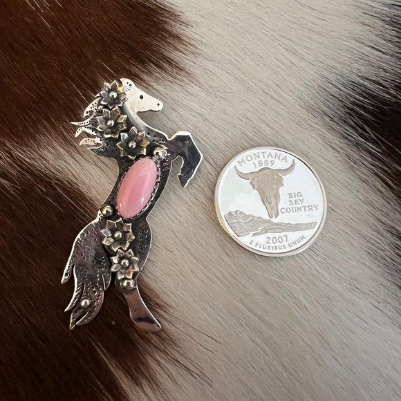 ❤️ Queen Pink Conch Decorative SS 925 Hand Stamp Statement Horse Pendant 2.14”L - Picture 8 of 16